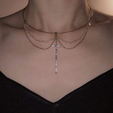 Gargantilla dorada con colgante de cruz de diamantes de imitación